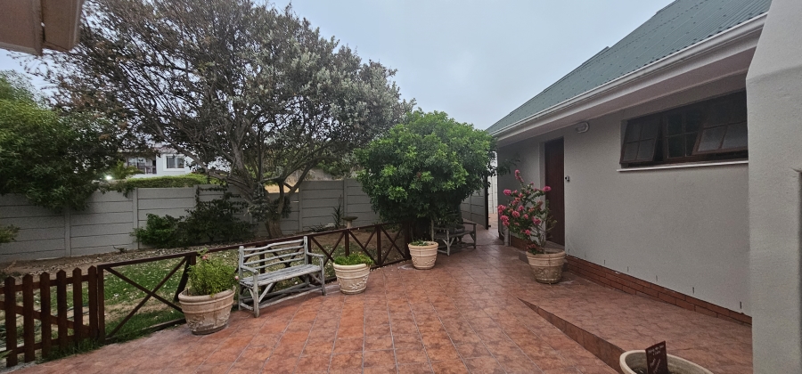 3 Bedroom Property for Sale in Middedorp Western Cape